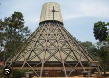 Pilgrims crashed by garbage truck, 4 severely injured