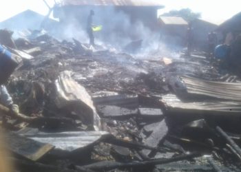 Locals and police use buckets to manage situation as fire eats up 8 houses in Jinja