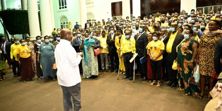 PRESIDENT MUSEVENI RE-EMPHASIZES FOUR-ACRE MODEL AS HE MEETS FARMERS FROM WESTERN UGANDA